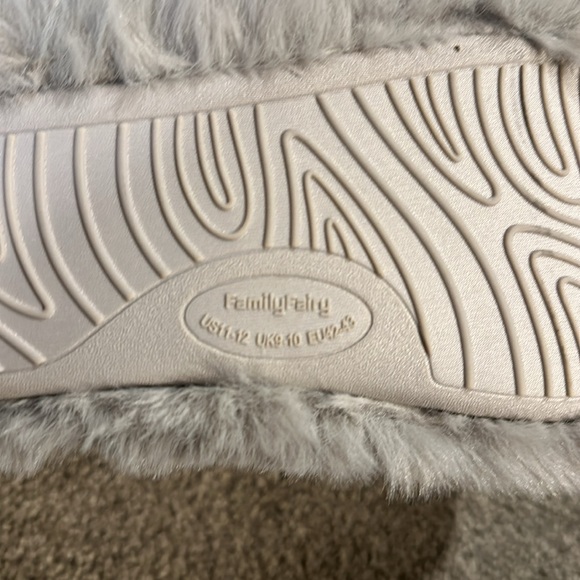 Fluffy grey slippers with two straps - Picture 5 of 6